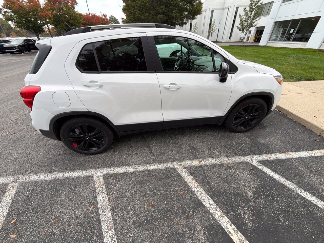 Used 2020 Chevrolet Trax LT w/ Sun & Sound Package FWD image 7