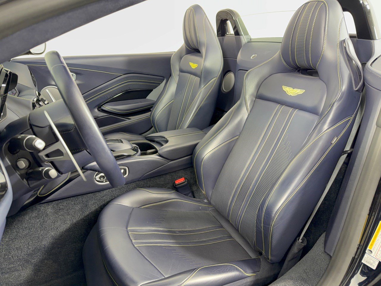Used 2023 Aston Martin V8 Vantage Roadster RWD image 5