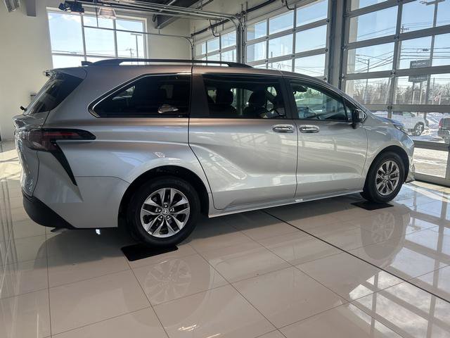 Used 2024 Toyota Sienna XLE FWD image 7