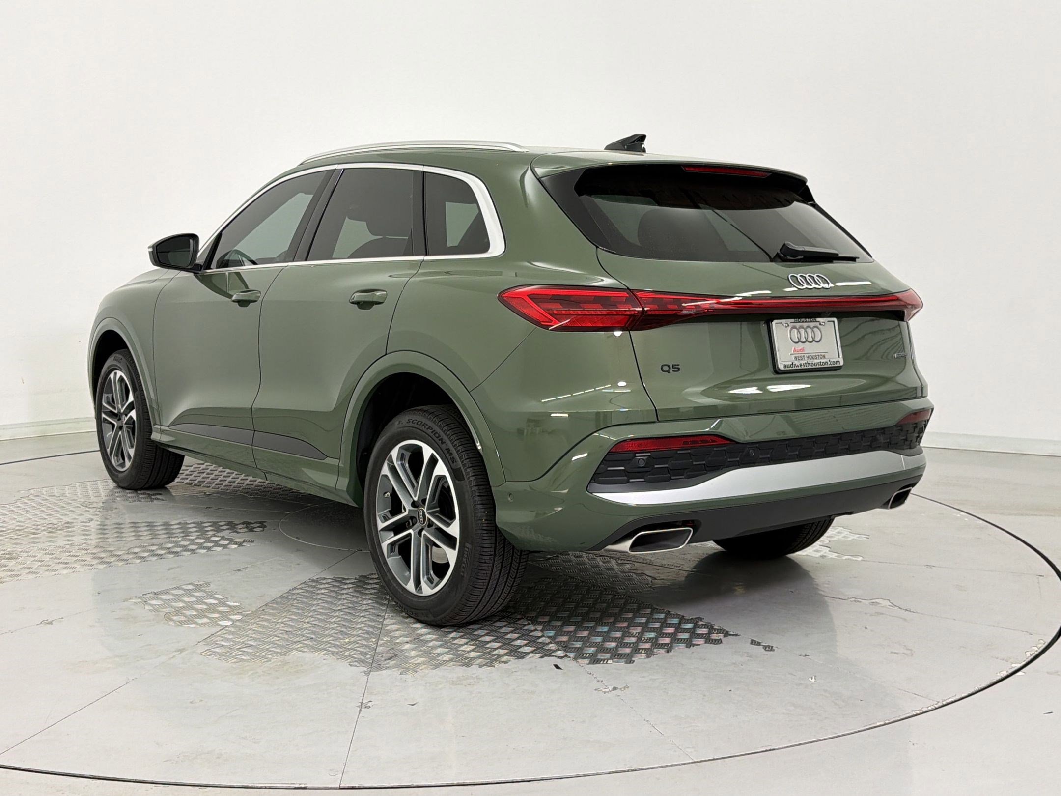 Certified 2025 Audi Q5 Premium w/ Convenience Package image 3