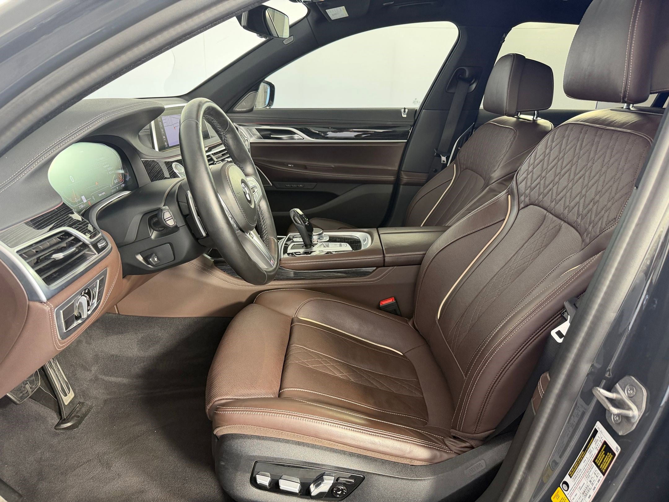 Used 2022 BMW 740i w/ M Sport Package RWD image 5