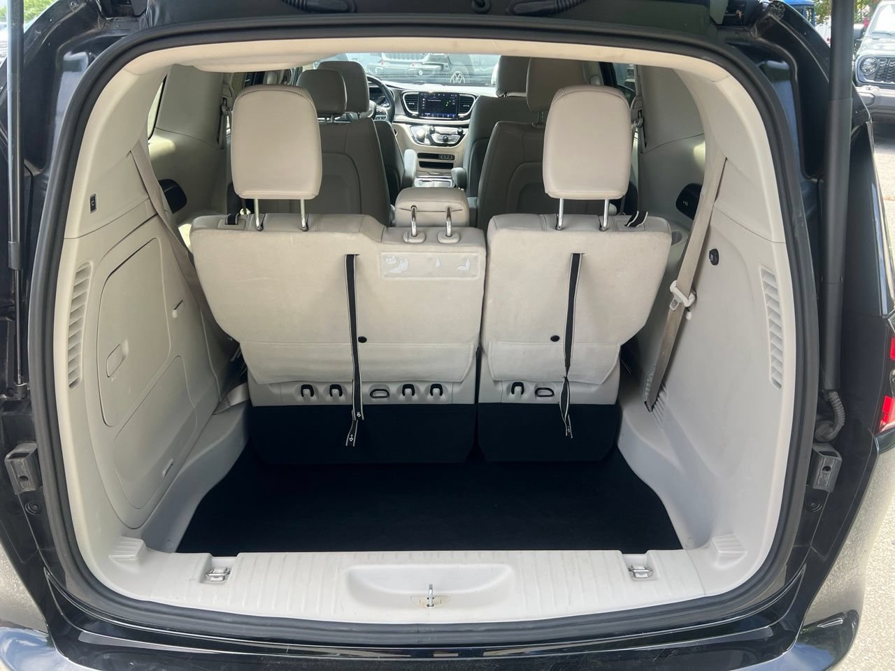 Used 2021 Chrysler Pacifica Touring-L FWD image 15