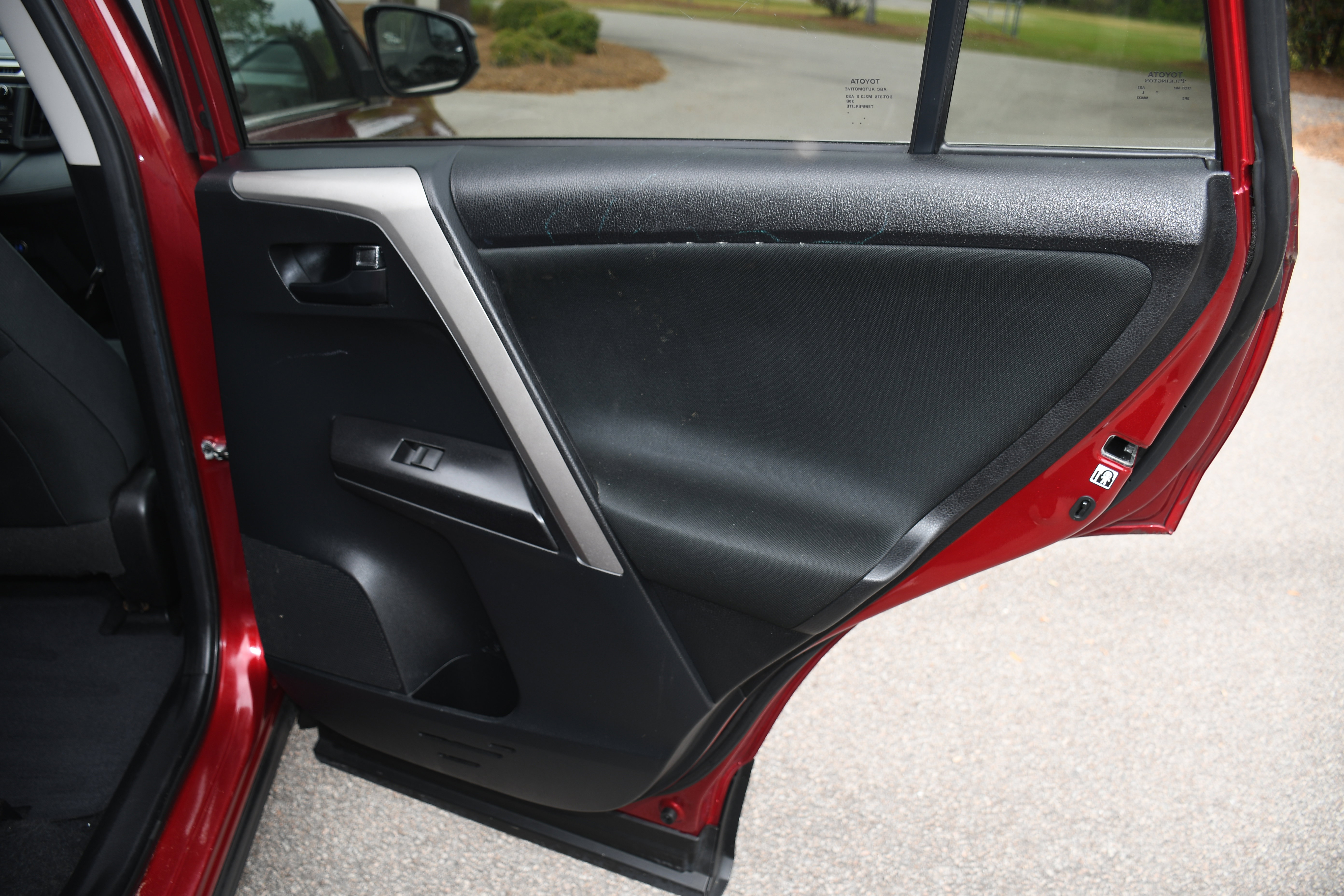 Used 2018 Toyota RAV4 LE FWD image 18