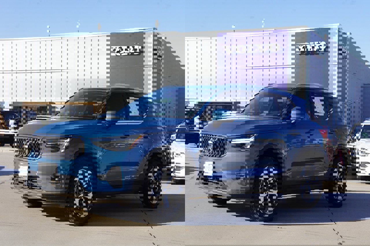 Certified 2025 Volvo XC40 B5 Plus video 2