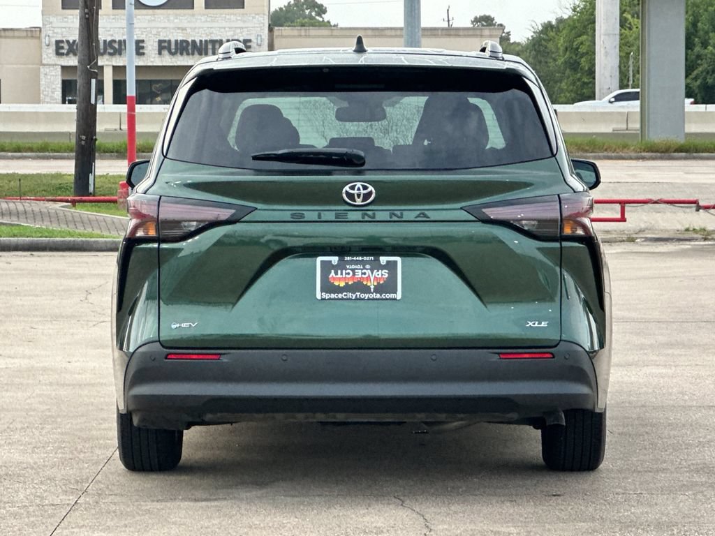 Certified 2026 Toyota Sienna XLE FWD image 5