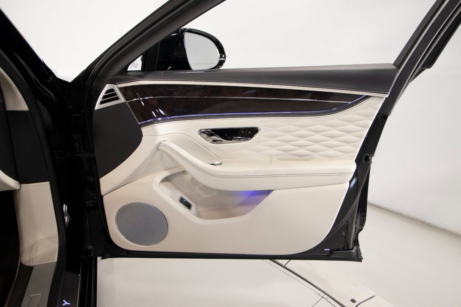 Used 2023 Bentley Flying Spur Azure image 49