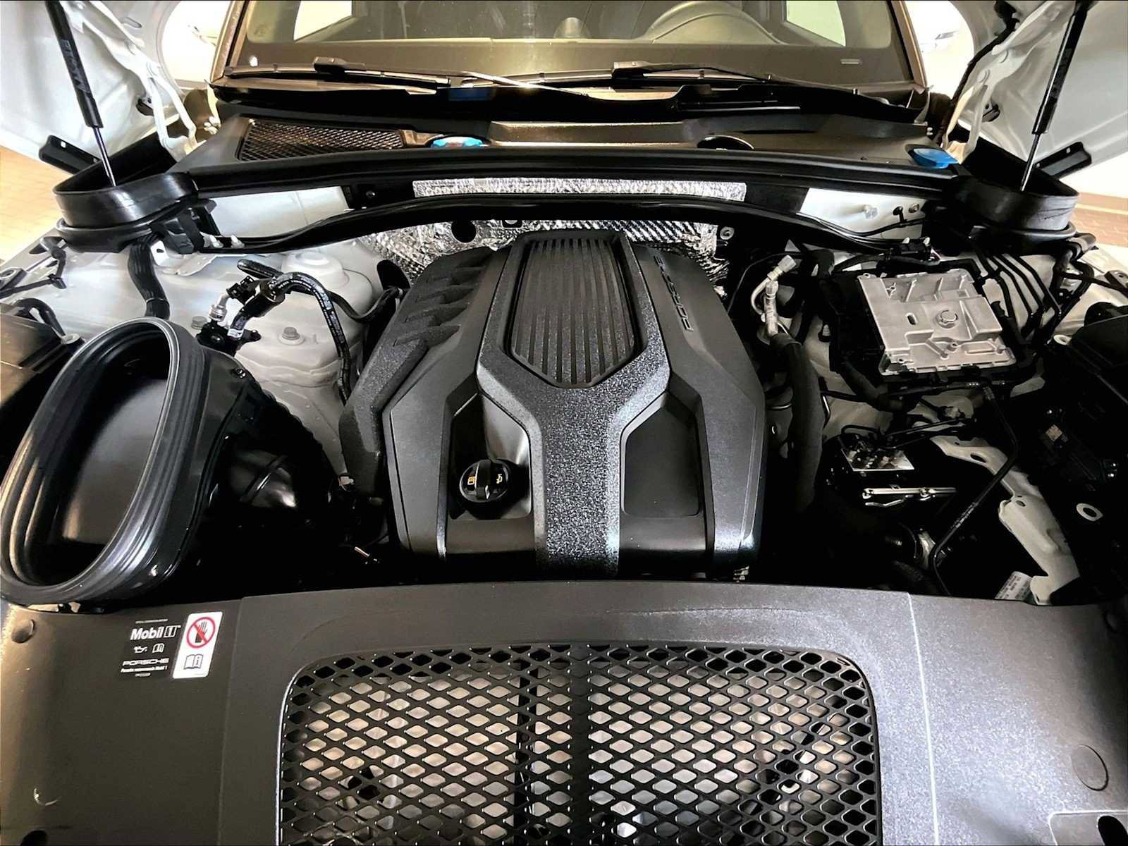 Used 2025 Porsche Macan image 24