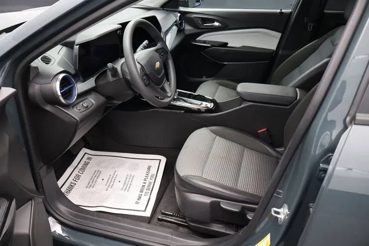 Used 2025 Chevrolet Trax LT FWD image 14