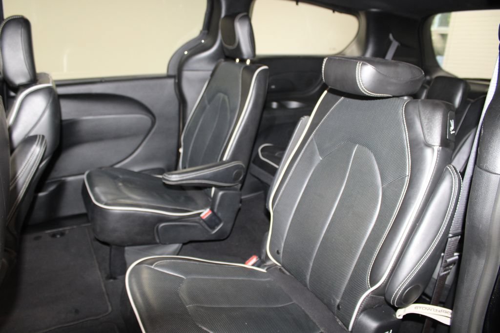 Used 2025 Chrysler Pacifica Limited FWD image 18