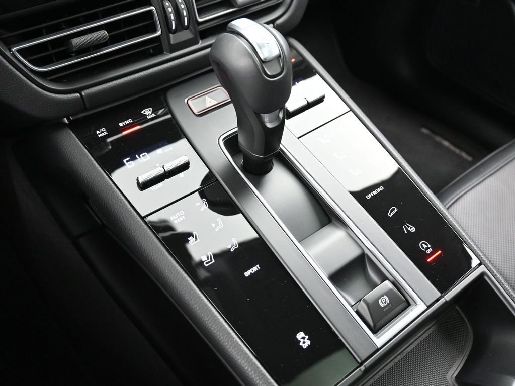 Certified 2025 Porsche Macan image 21