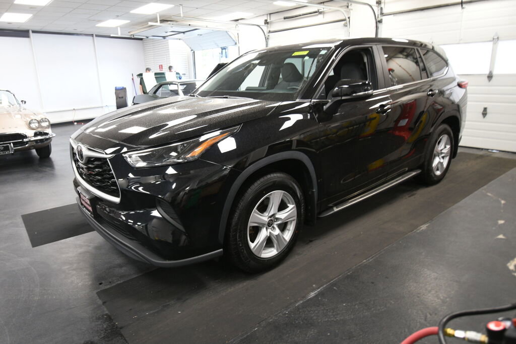Used 2023 Toyota Highlander L AWD/4WD image 4