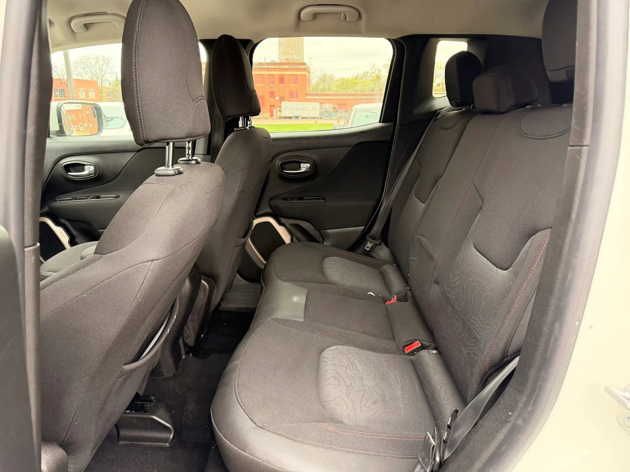 Used 2015 Jeep Renegade Latitude AWD/4WD image 16