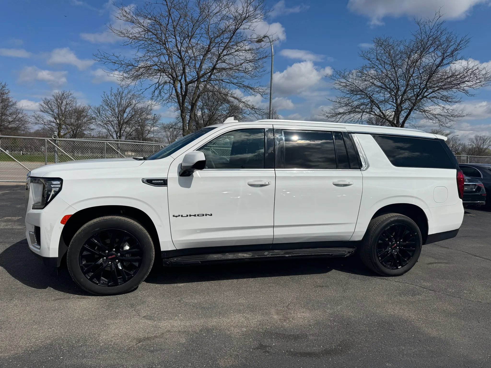 Used 2024 GMC Yukon XL SLE w/ Gmc Pro Safety Plus Package AWD/4WD image 3