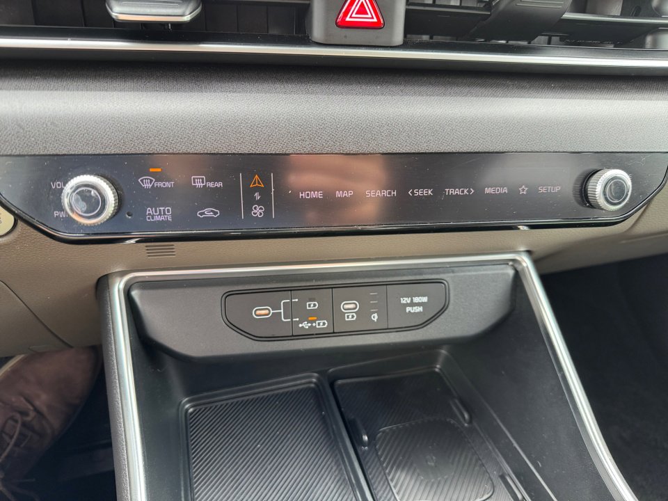 Used 2025 Kia Carnival EX FWD image 22