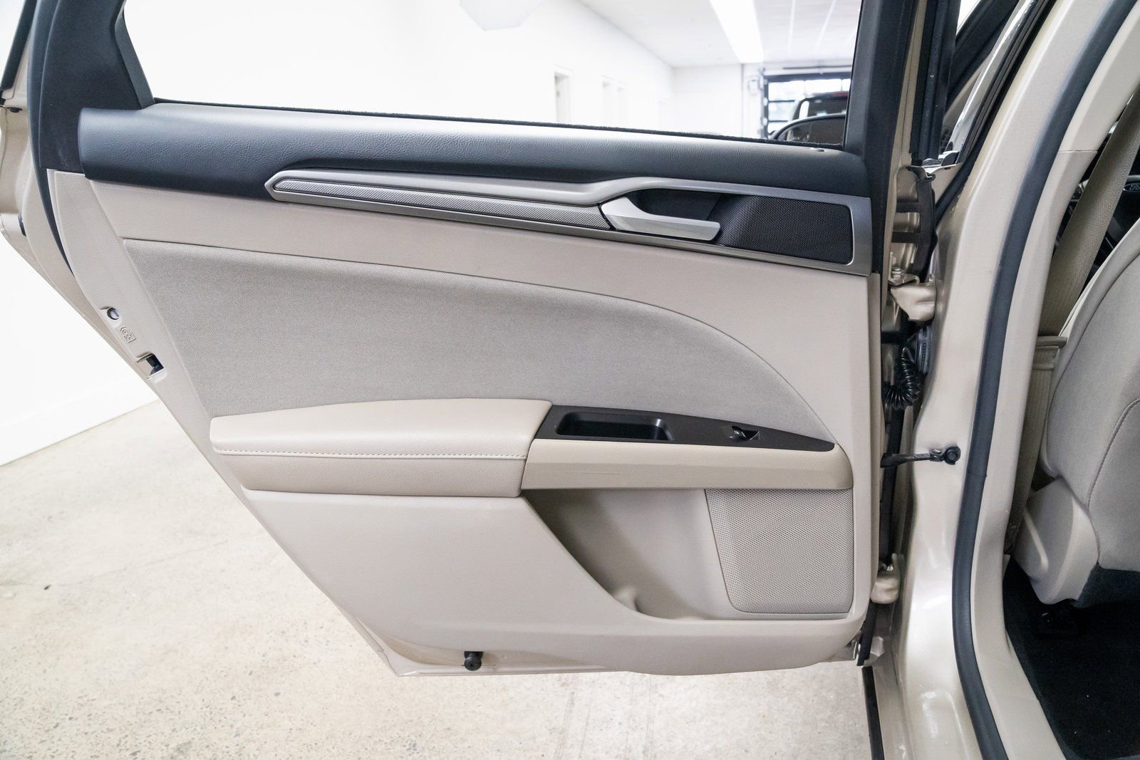 Used 2017 Ford Fusion SE FWD image 17