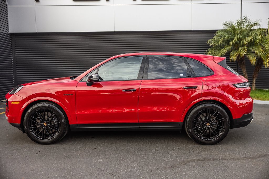 Certified 2025 Porsche Cayenne E-Hybrid AWD/4WD image 2