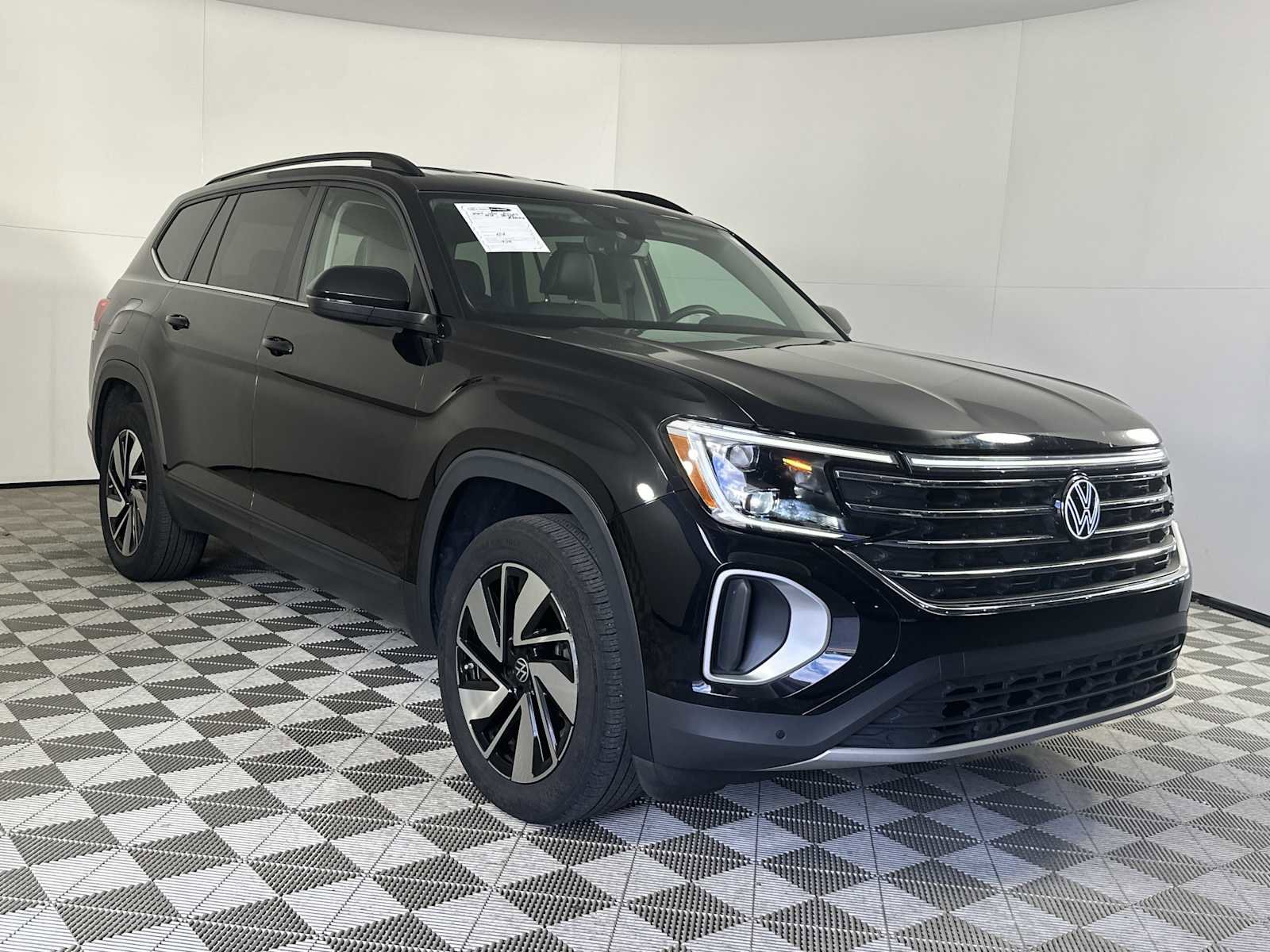 Used 2024 Volkswagen Atlas SE image 1