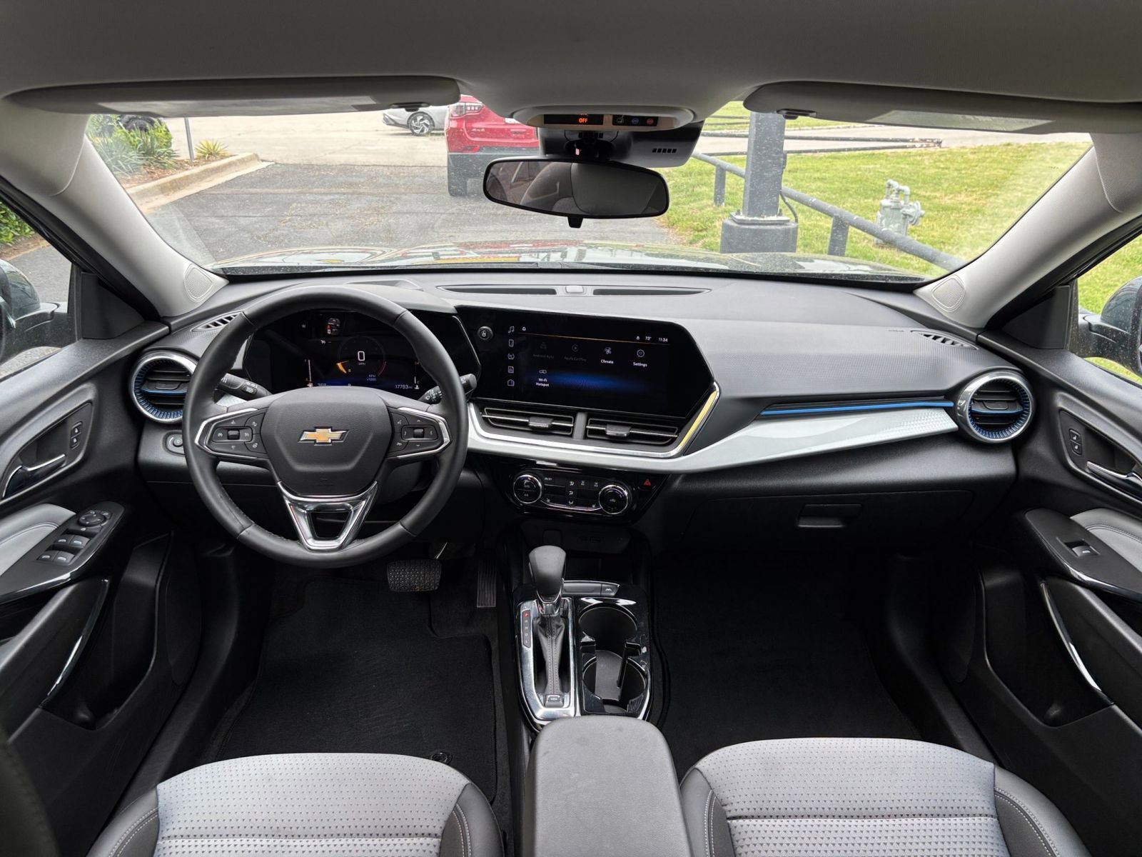 Used 2025 Chevrolet Trax LT w/ LT Convenience Package FWD image 32