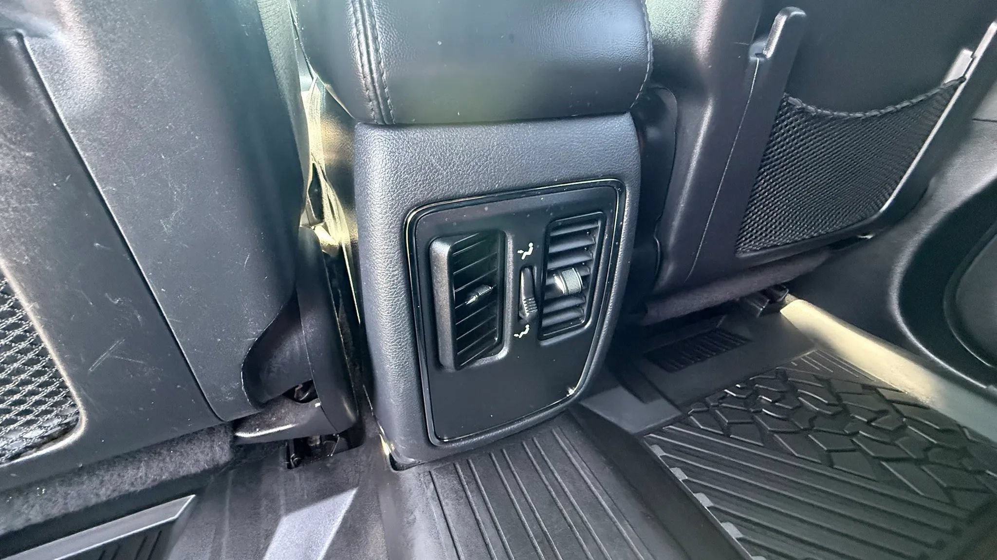 Used 2019 Jeep Grand Cherokee Laredo AWD/4WD image 27