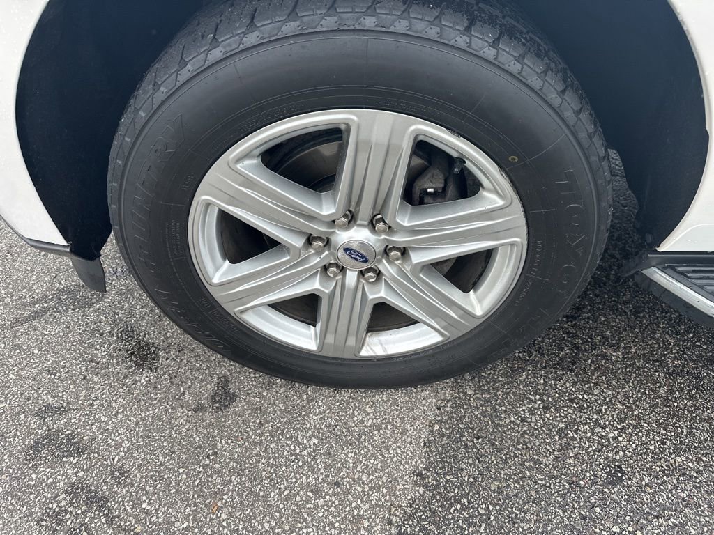 Used 2018 Ford Expedition Max XLT w/ Equipment Group 202A AWD/4WD image 9