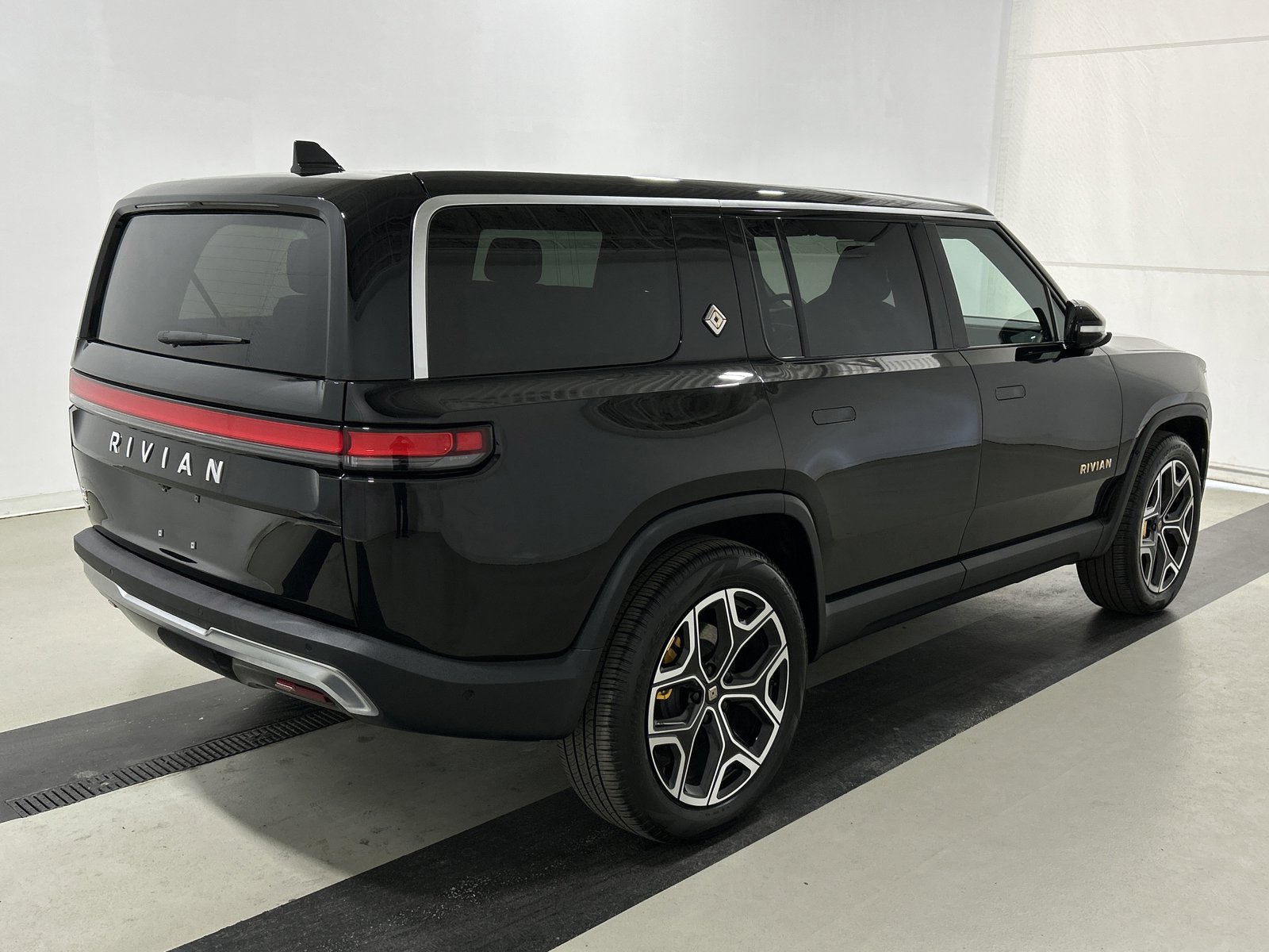 Used 2024 Rivian R1S Adventure AWD/4WD image 5