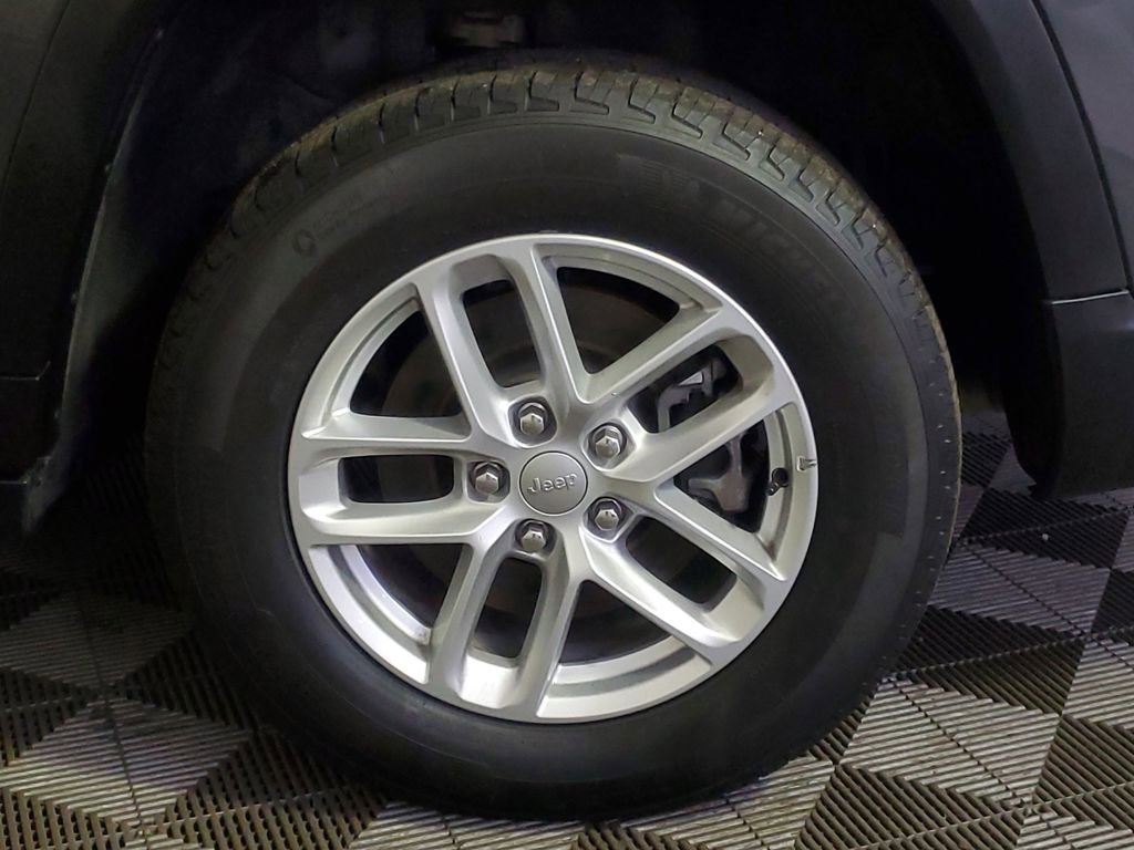 Used 2024 Jeep Grand Cherokee L Laredo w/ Trailer Tow Package image 5