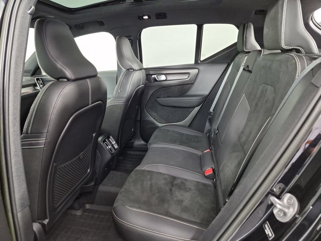 Used 2023 Volvo XC40 B5 Plus AWD/4WD image 30