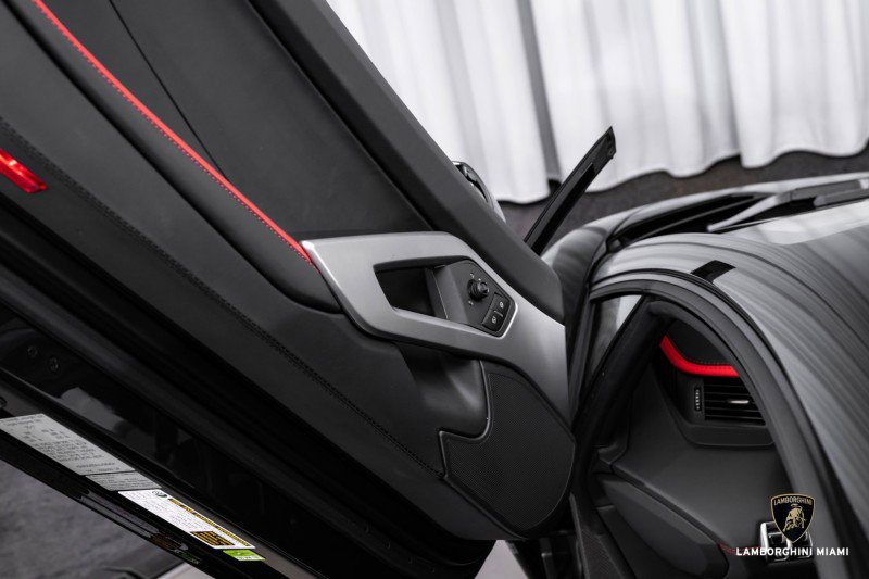 Used 2018 Lamborghini Aventador S image 47