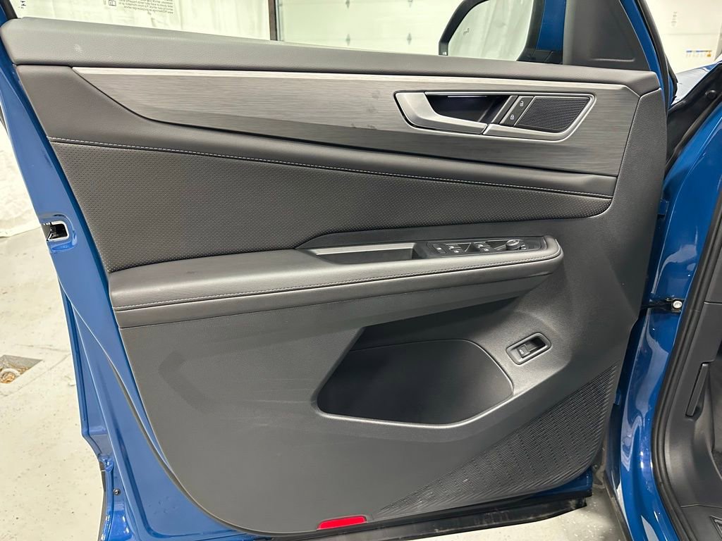 Used 2025 Volkswagen Atlas Cross Sport SE image 8