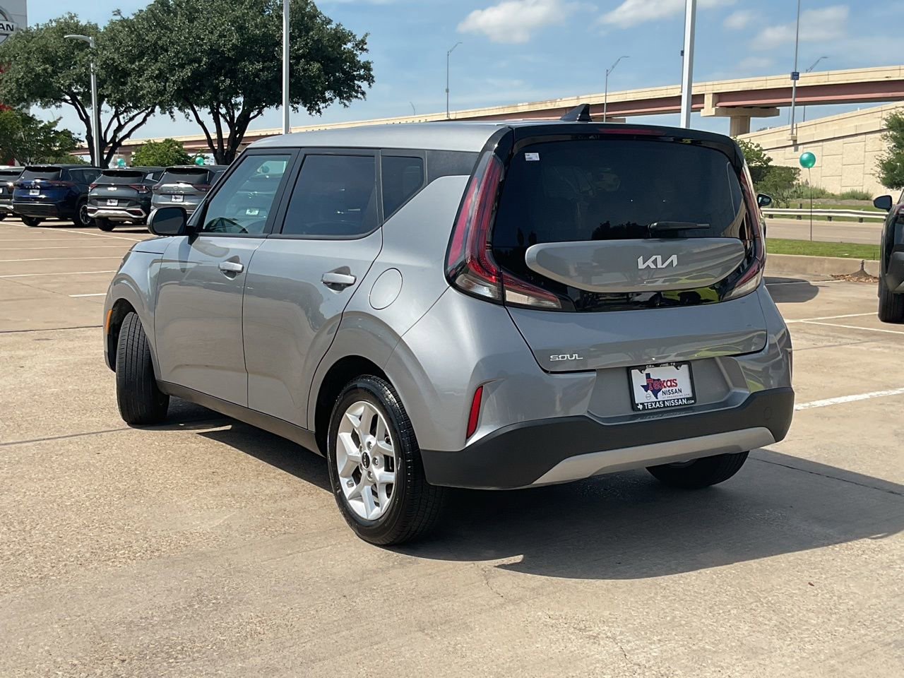 Used 2025 Kia Soul LX w/ LX Technology Package FWD image 7
