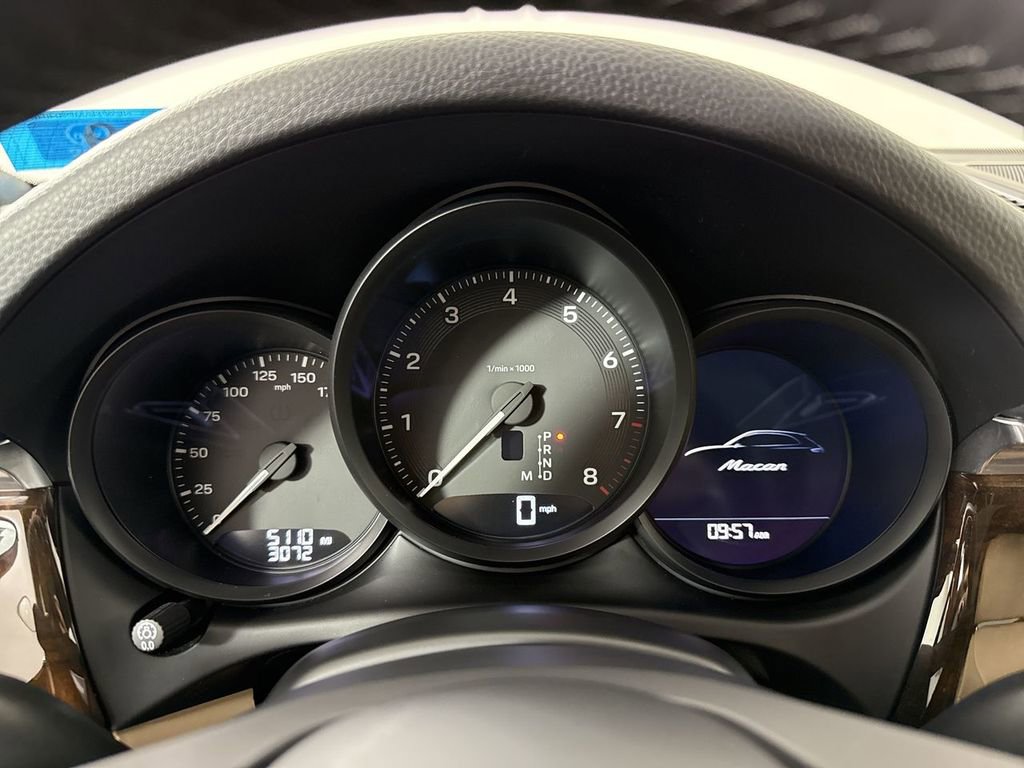 Certified 2025 Porsche Macan image 37