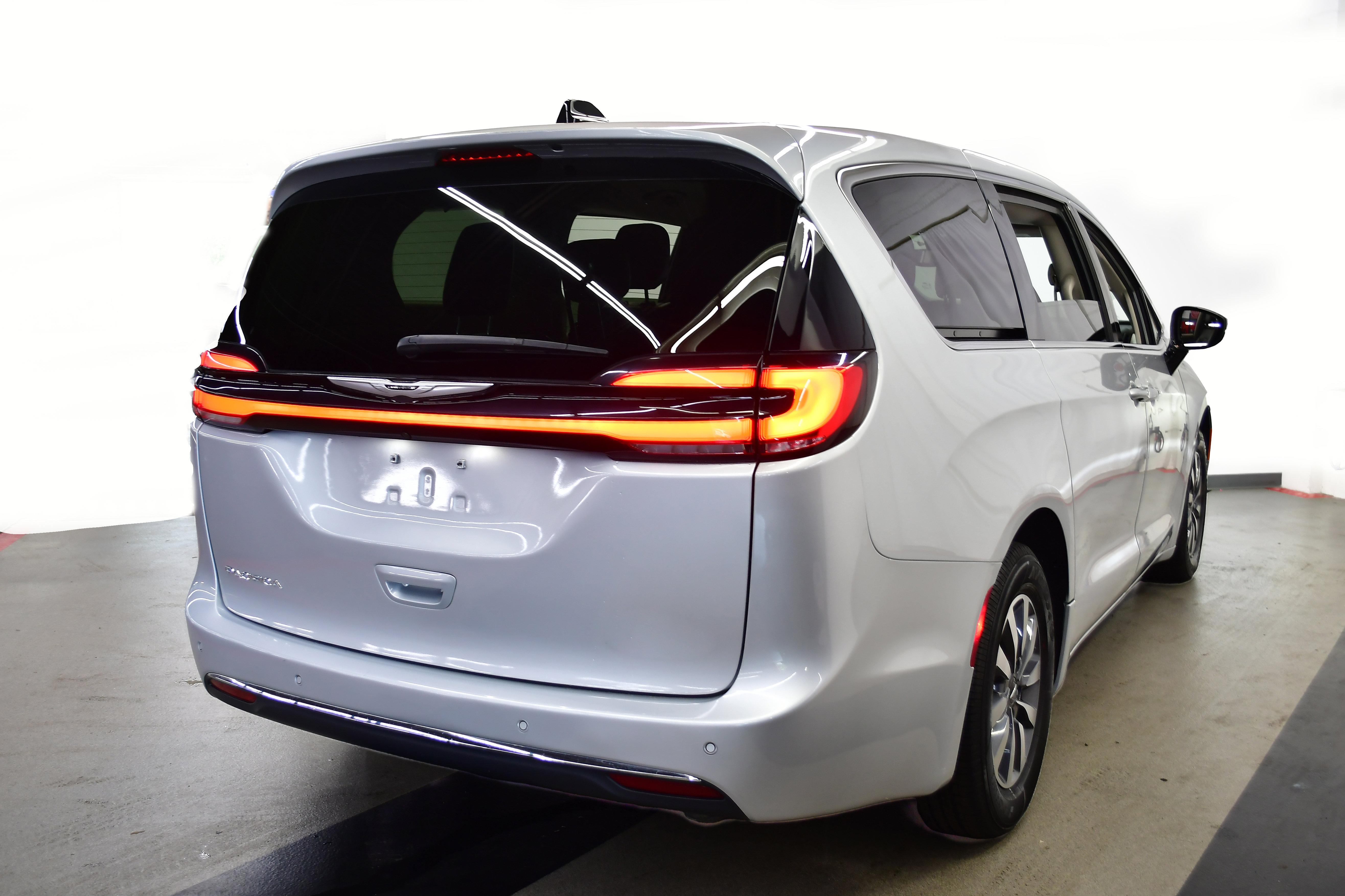 Used 2024 Chrysler Pacifica Touring-L FWD image 7