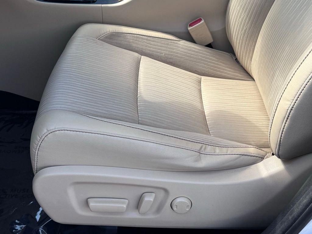 Used 2017 Toyota Highlander Plus FWD image 25