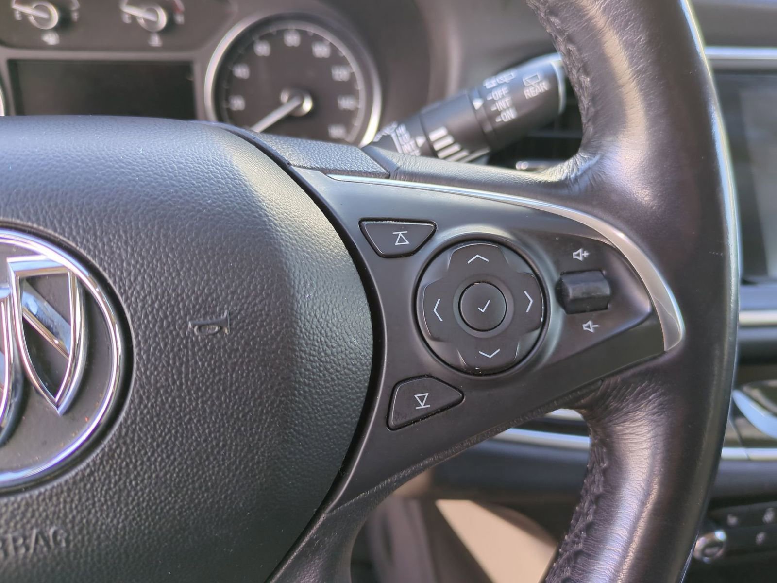 Used 2019 Buick Enclave Essence image 28