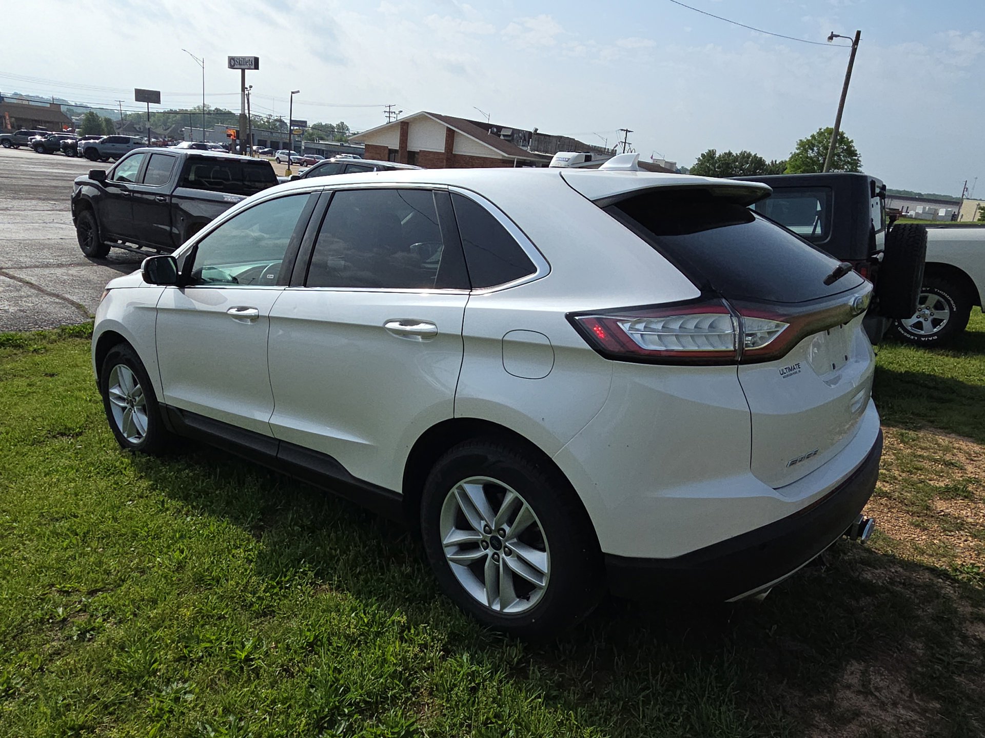 Used 2017 Ford Edge SEL w/ Equipment Group 201A AWD/4WD image 4