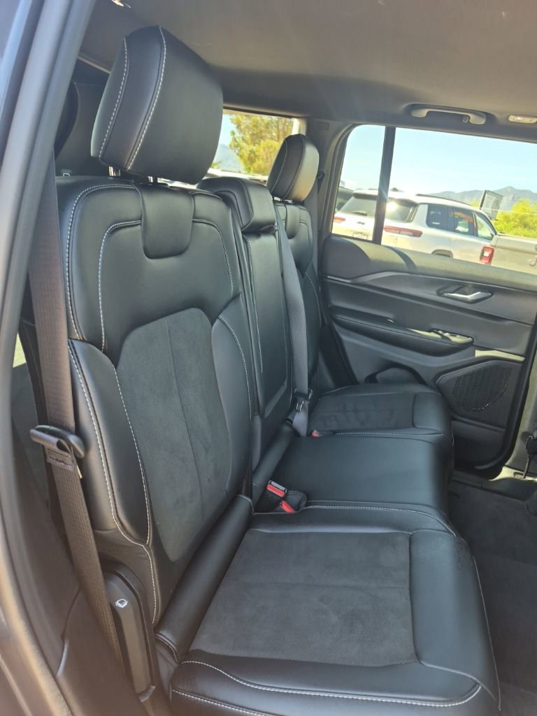 Used 2025 Jeep Grand Cherokee Altitude image 30