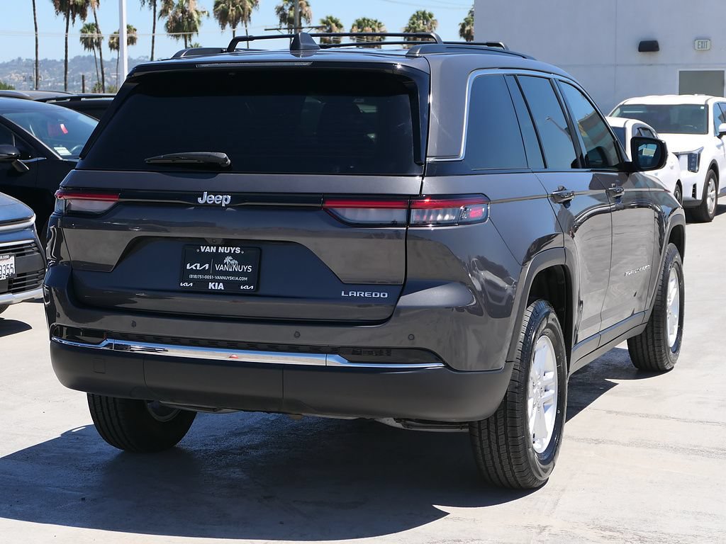 Used 2025 Jeep Grand Cherokee Laredo RWD image 3