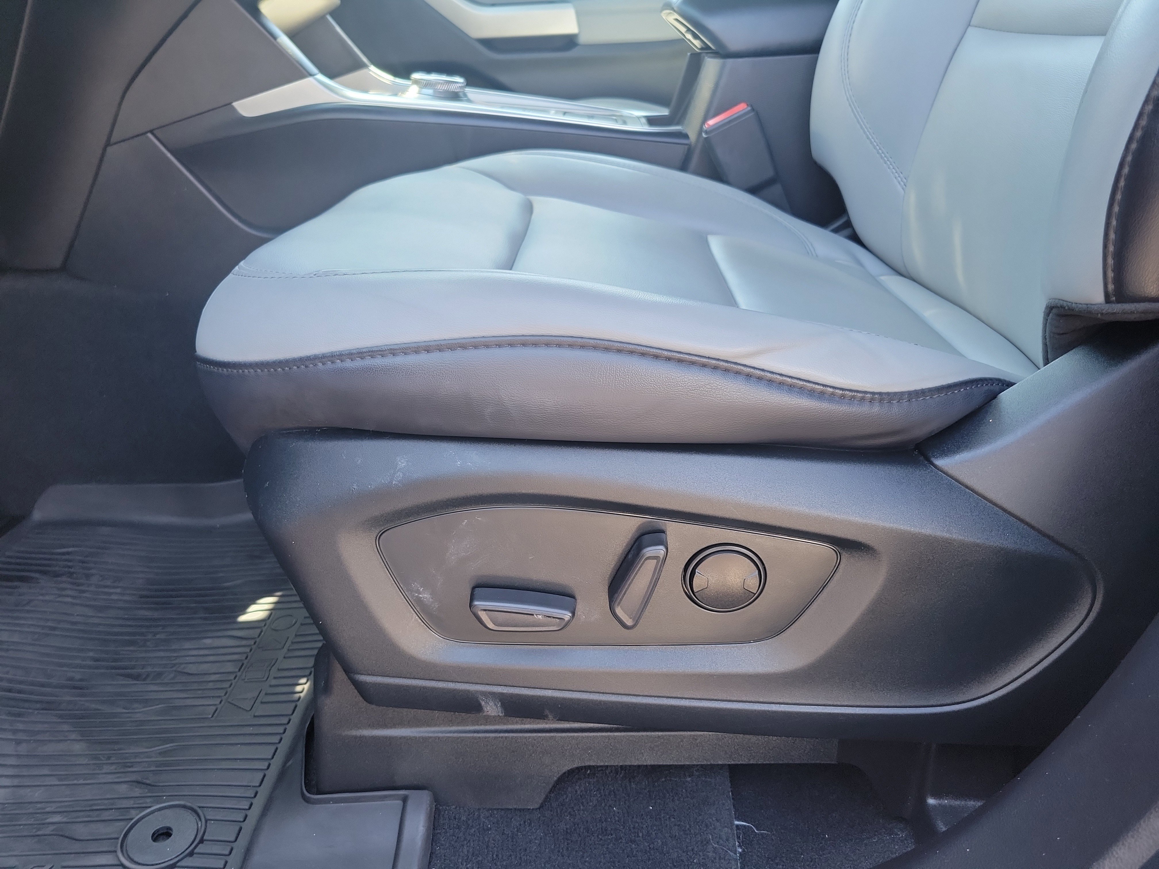 Used 2021 Ford Explorer XLT w/ Equipment Group 202A RWD image 22