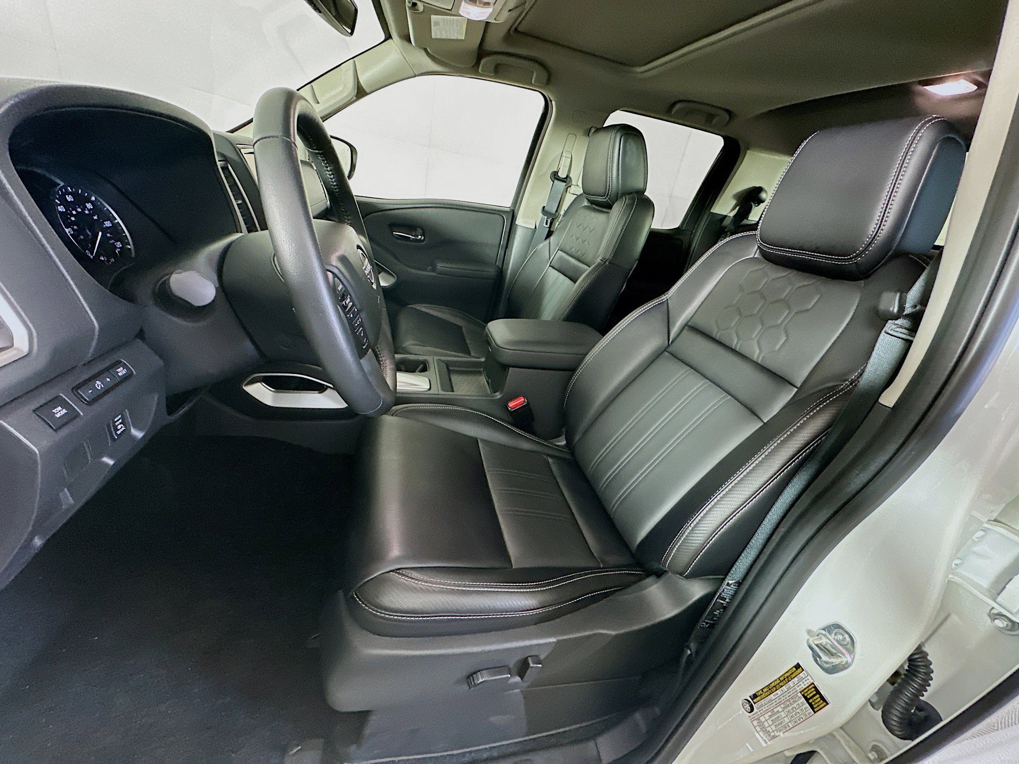 Used 2024 Nissan Frontier SL image 13