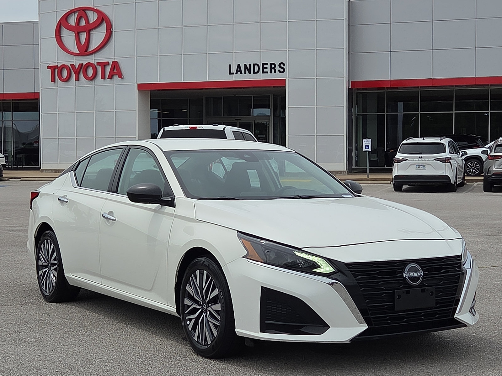 Used 2025 Nissan Altima 2.5 SV FWD image 1