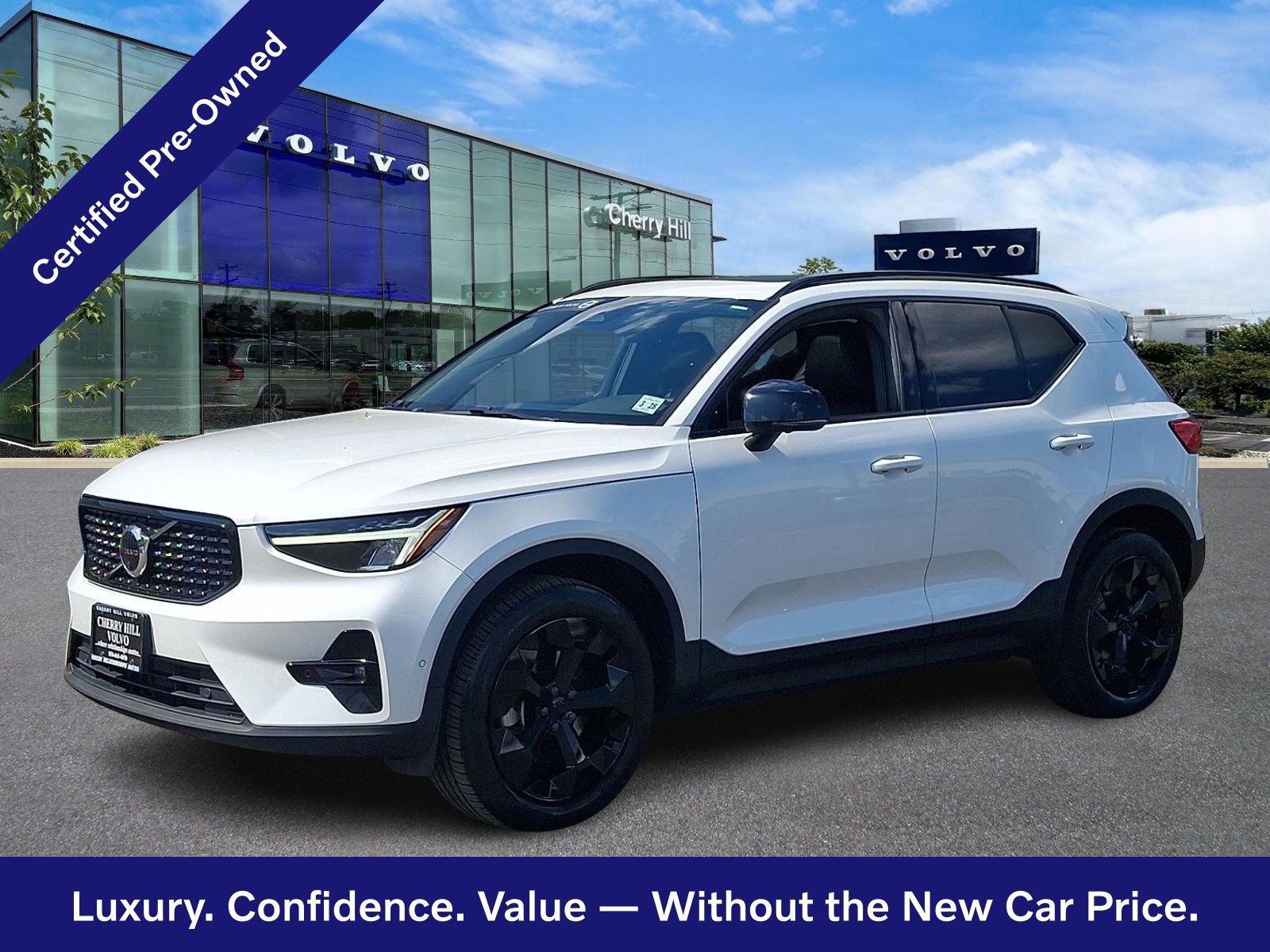 Used 2023 Volvo XC40 B5 Plus w/ Driver Assist Package AWD/4WD image 3