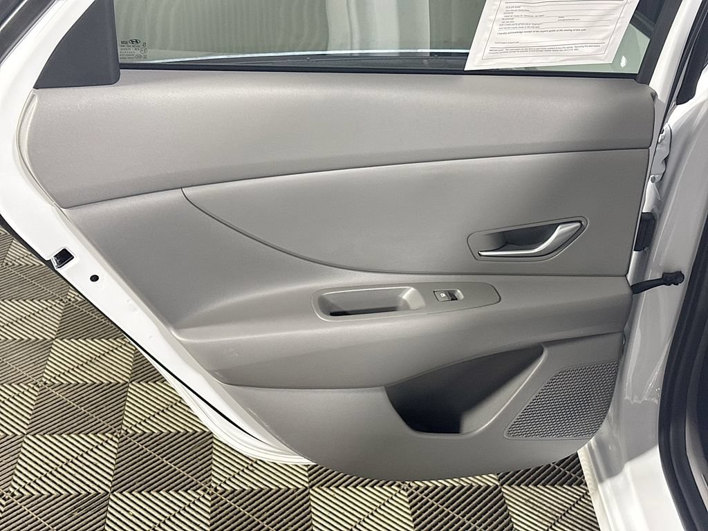 Used 2025 Hyundai Elantra Hybrid FWD image 18