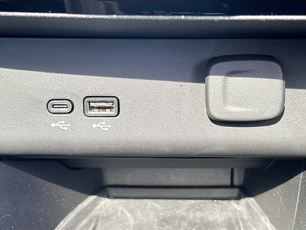 Used 2025 Buick Encore GX Avenir w/ Avenir Technology Package FWD image 24