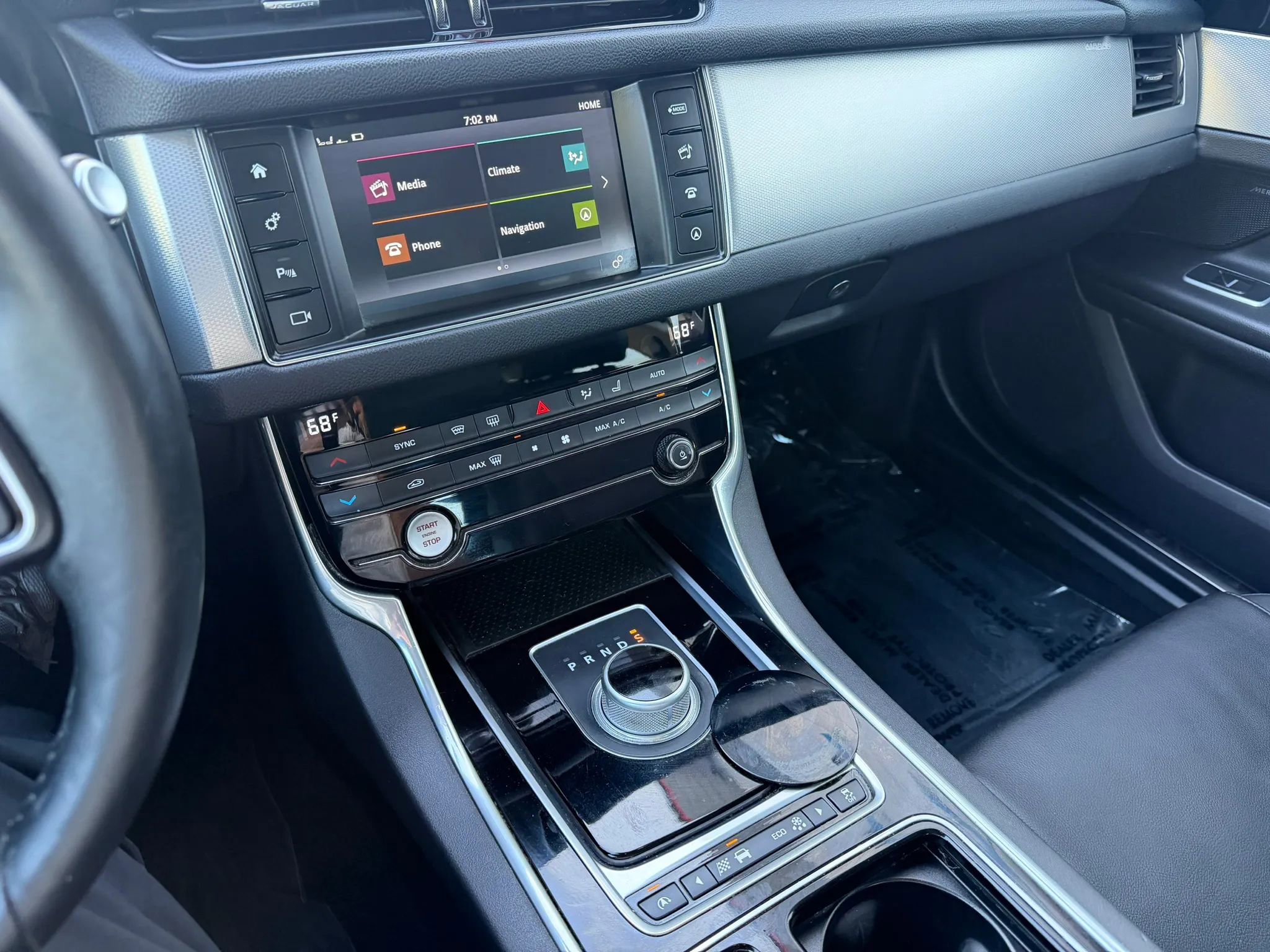 Used 2016 Jaguar XF Premium RWD image 11