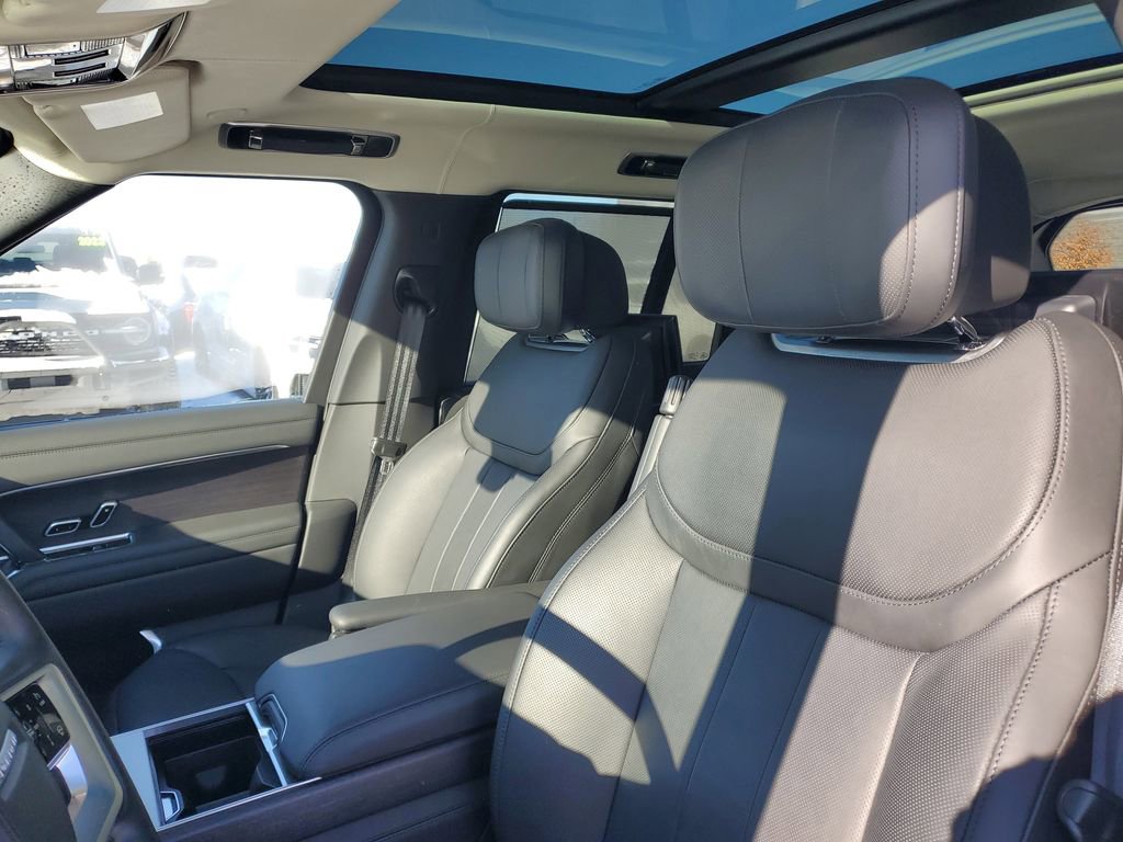 Used 2024 Land Rover Range Rover Autobiography image 12