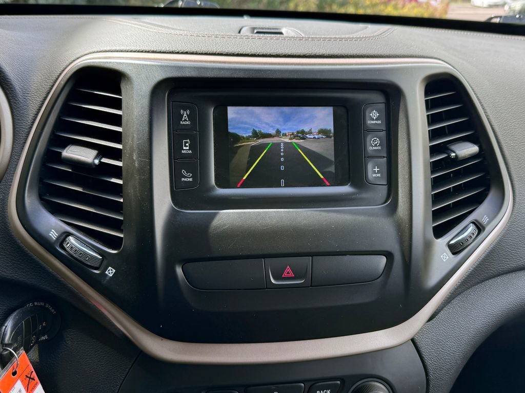 Used 2017 Jeep Cherokee Latitude w/ Cold Weather Group AWD/4WD image 29