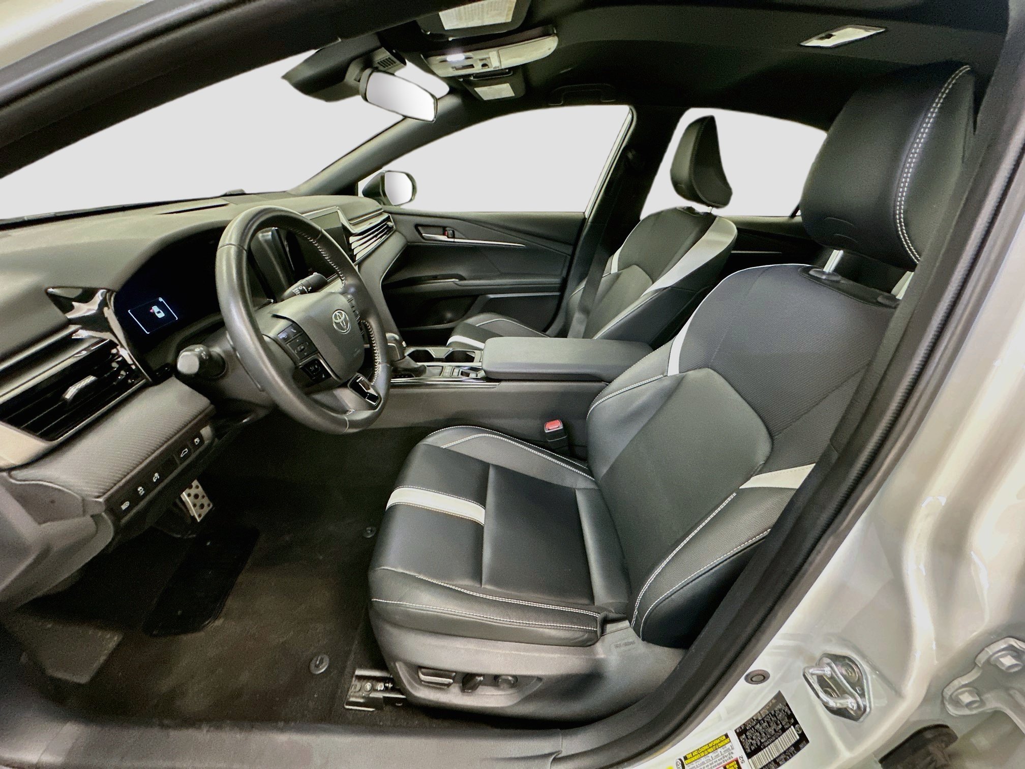 Used 2025 Toyota Camry SE FWD image 13