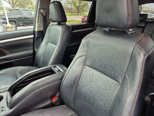 Used 2019 Toyota Highlander XLE AWD/4WD image 11