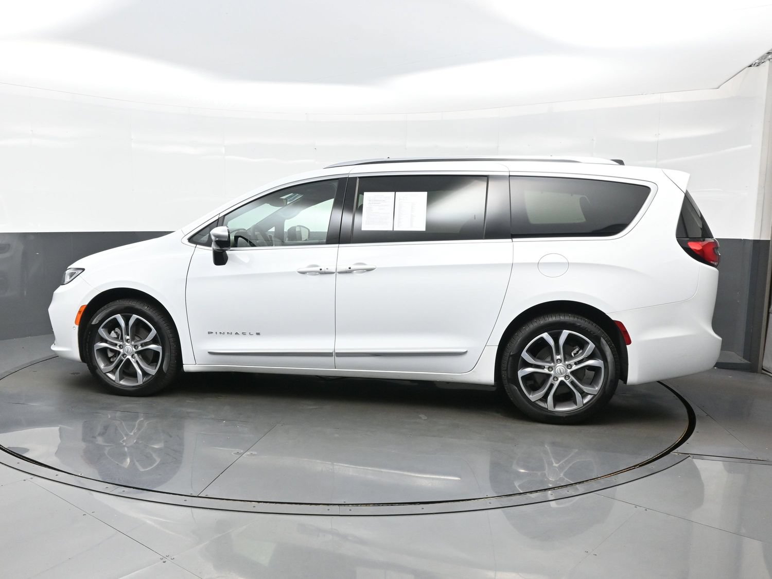 Used 2026 Chrysler Pacifica Pinnacle AWD/4WD image 4