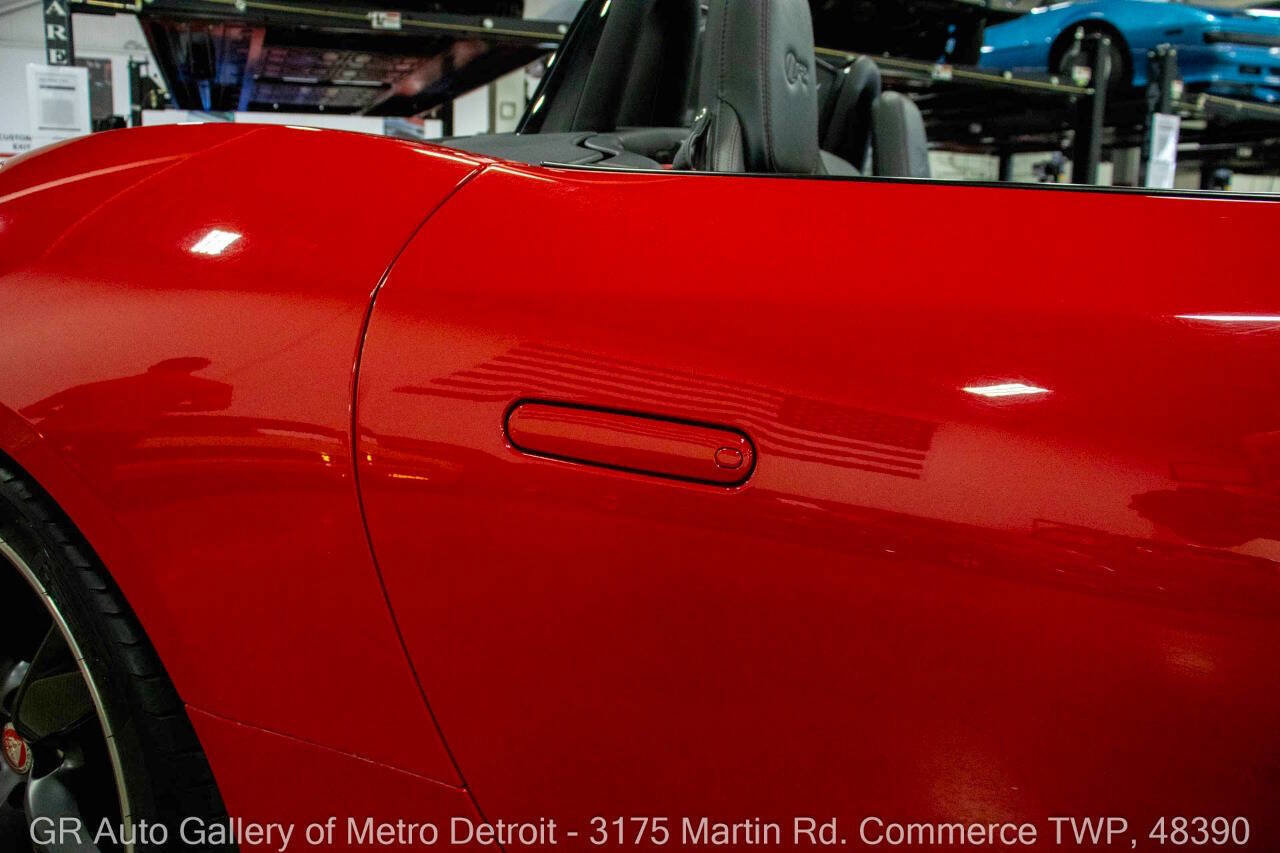 Used 2020 Jaguar F-TYPE R image 33